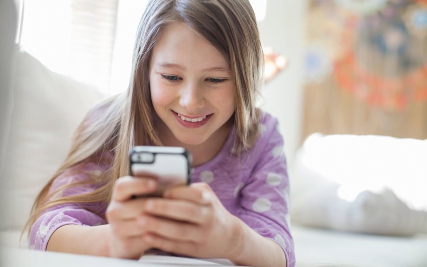 child-smartphone-and-social-media
